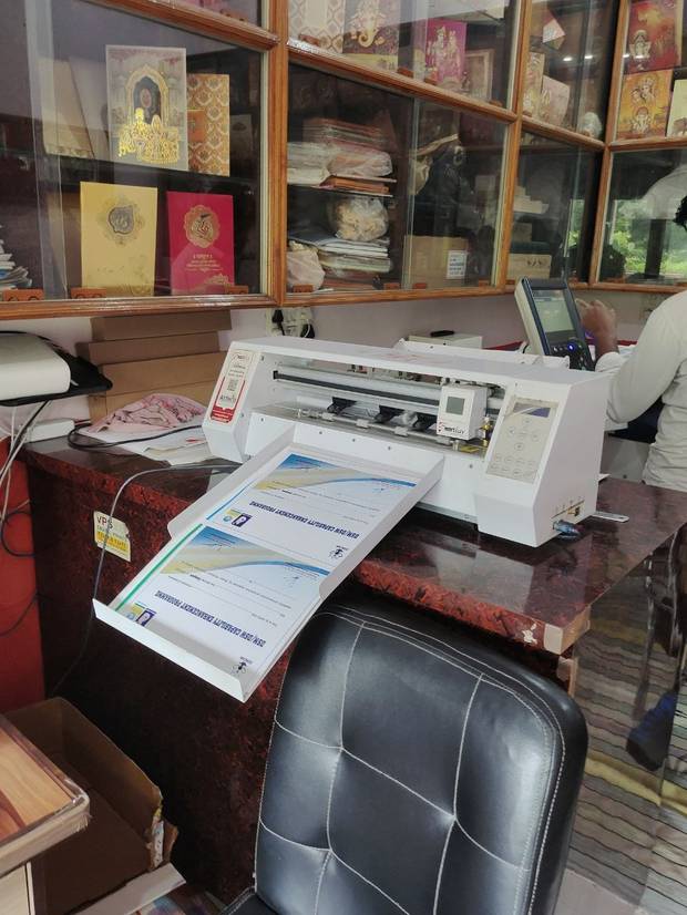 VPS की डिजिटल लेज़र कटिंग व क्रीजिंग मशीन — छपी हुई शीट कटती हुई